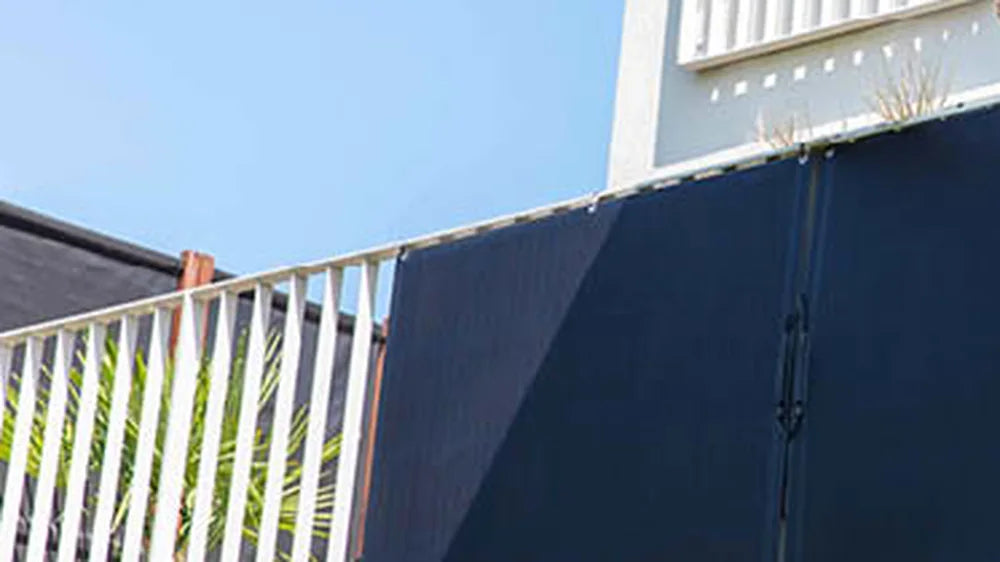 Zwei Solarmodule senkrecht an einem Balkongeländer