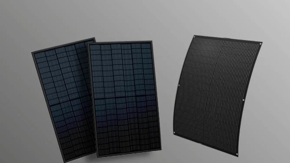 Drei schwarze Solarmodule nebeneinander